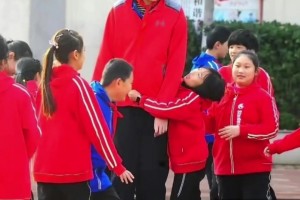 张子宇同学回忆：我们小学六年级还没他一年级高 她曾弯腰问我的问题